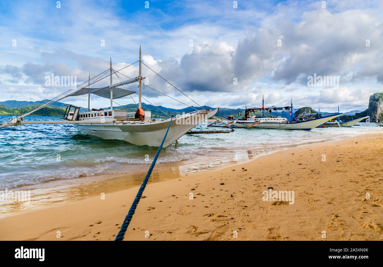 Tropische Insel Landschaft mit traditionellen bangca phillipinians Boote am Ufer, Palawan, Philippinen Stockfoto