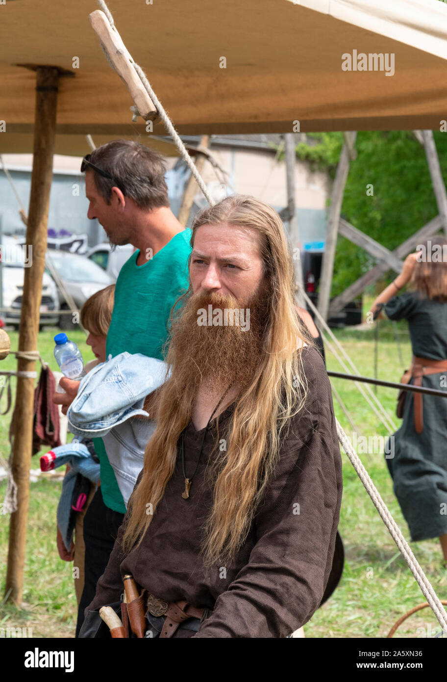 Doel, Belgien, 11. August 2019 Mann mit langen Haaren und Bart aus dem Mittelalter Stockfoto