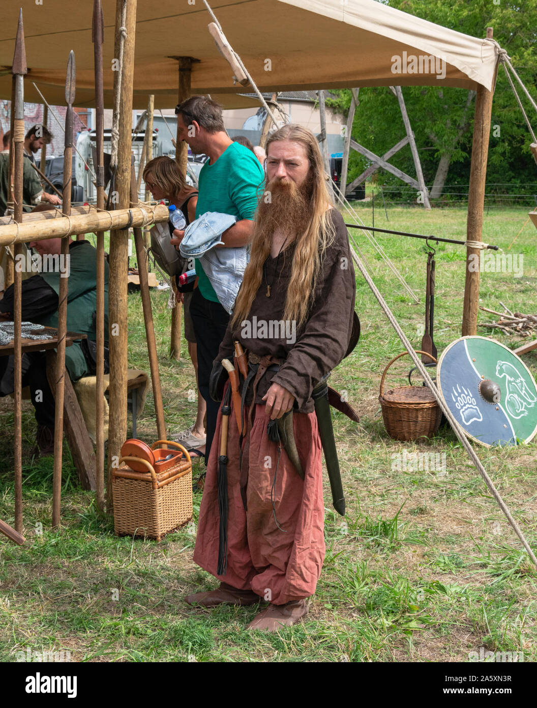 Doel, Belgien, 11. August 2019 Mann mit langen Haaren und Bart sich im Mittelalter in traditionellen Trachten Stockfoto