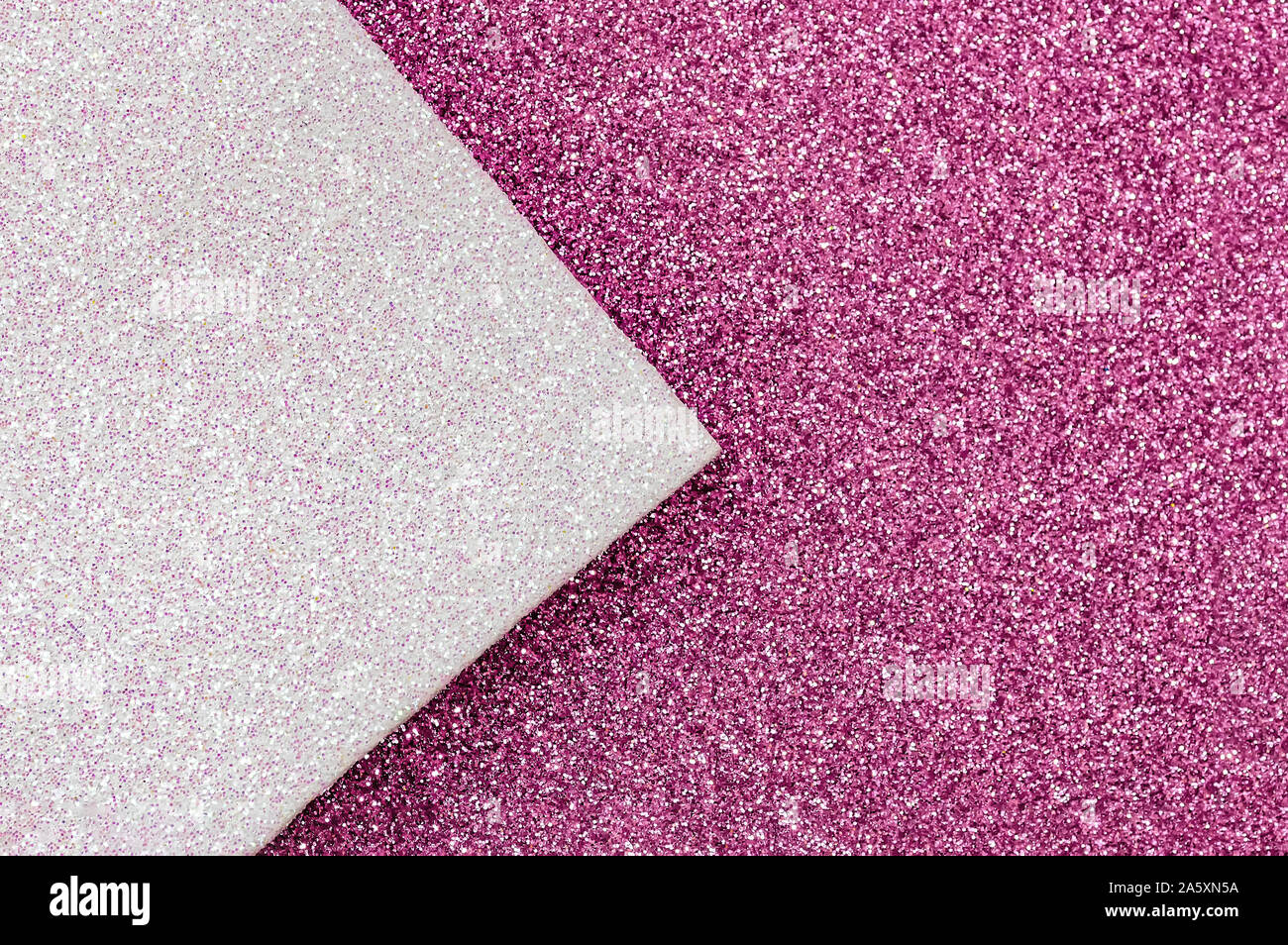 Glänzend bunten festlichen Hintergrund. Multicolor Papier diagonal Hintergrund Rosa, weißen Farben. Ansicht von oben, kopieren. Stockfoto