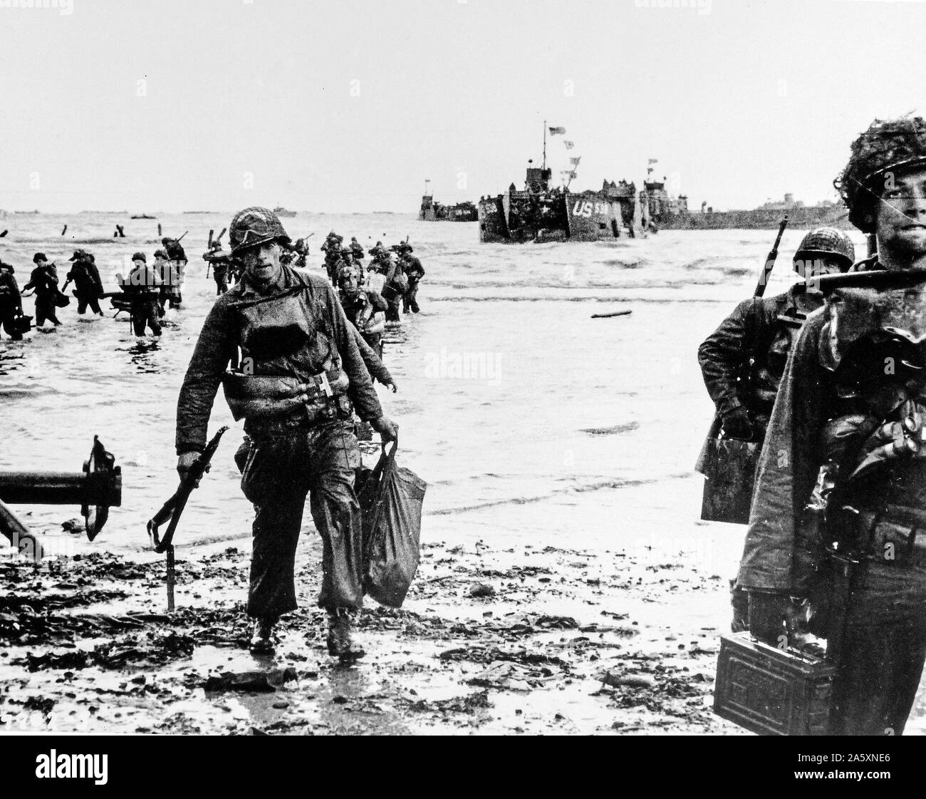 [ORIGINAL CAPTION] INVASION... Die komplette Ausrüstung, American assault Truppen auf einen Brückenkopf auf der nördlichen Küste von Frankreich. Landing Craft, im Hintergrund, Marmeladen den Hafen. Juni 6, 1944. Omaha Beach. Stockfoto