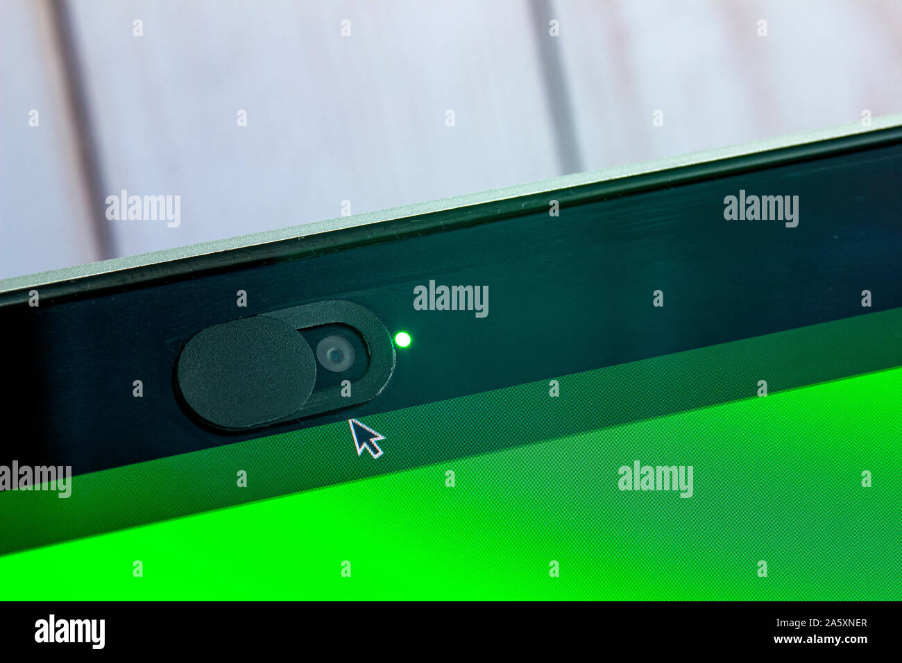 Datenschutz schieben Sie die Abdeckung der Kamera, Webcam Abdeckung für Laptop mit einem grünen Bildschirm Stockfoto