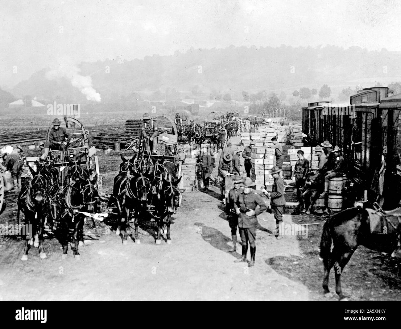 Ein Bahnhof, der in den Hügeln von Frankreich, wo amerikanische Lieferungen ständig empfangen werden kann. 1917-1919 Stockfoto