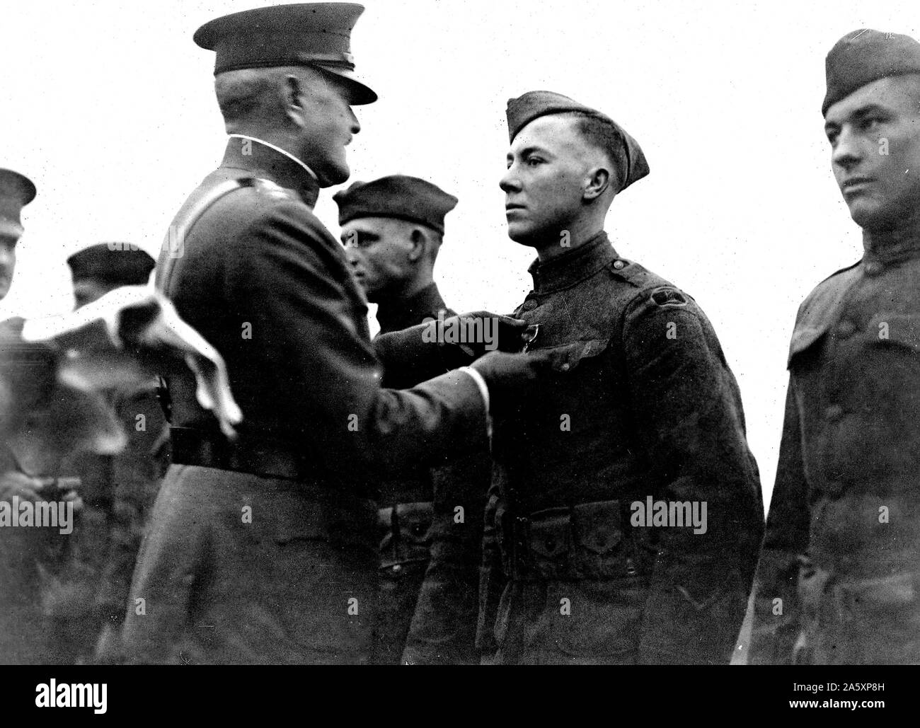 General John J. Pershing, Oberbefehlshaber der A. E.F., dekorieren Corporal Carlton Stephenson, Co.B, 120 Th. Infanterie, 30. Division. Ballon, Sarthe, Frankreich ca. 1/22/1919 Stockfoto