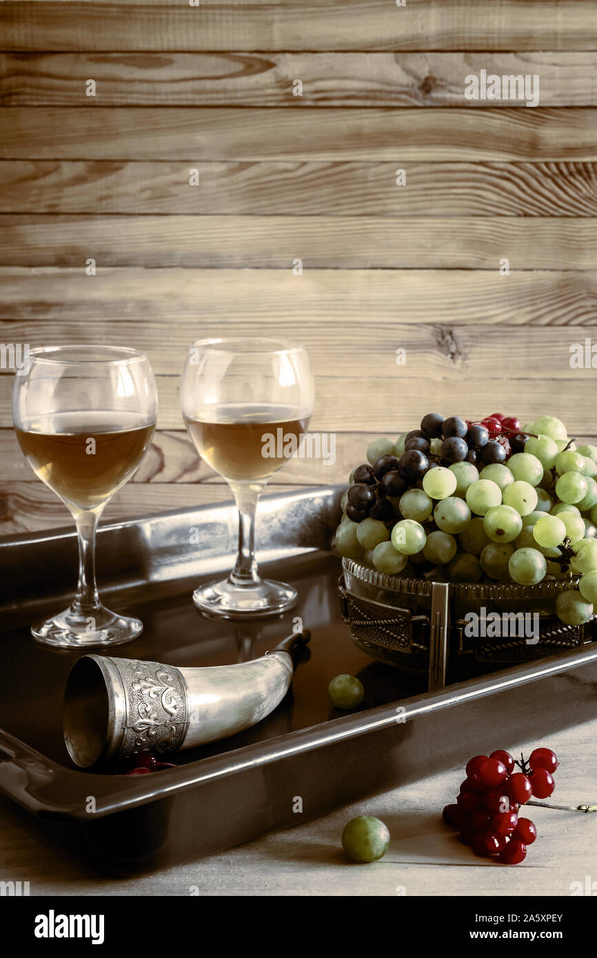 Trauben, Wein Horn und Wein in Gläsern Stockfoto