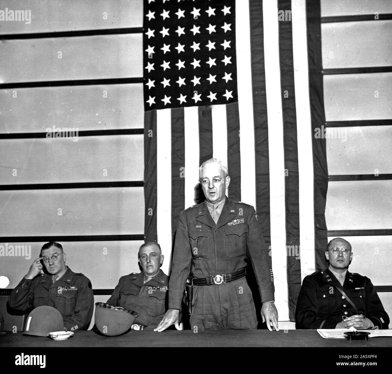 Generalmajor Hugh J. Gaffey, Kommandierender General, XXIII Corps, Adressen Leiter der regionalen deutschen Regierungen und Armee technischer Mitarbeiter bei einer Konferenz der Transfer der Regierung zu den lokalen Einheiten zu diskutieren. Nach rechts: Brig. Gen. Perry, stellvertretender Kommandierender General, Generalmajor Norman D. Cota, Kommandierender General, 28 Division; Gen. Gaffey, und Oberstleutnant W. Campbell Newman. Neustadt, Deutschland, 5/18/45 Stockfoto