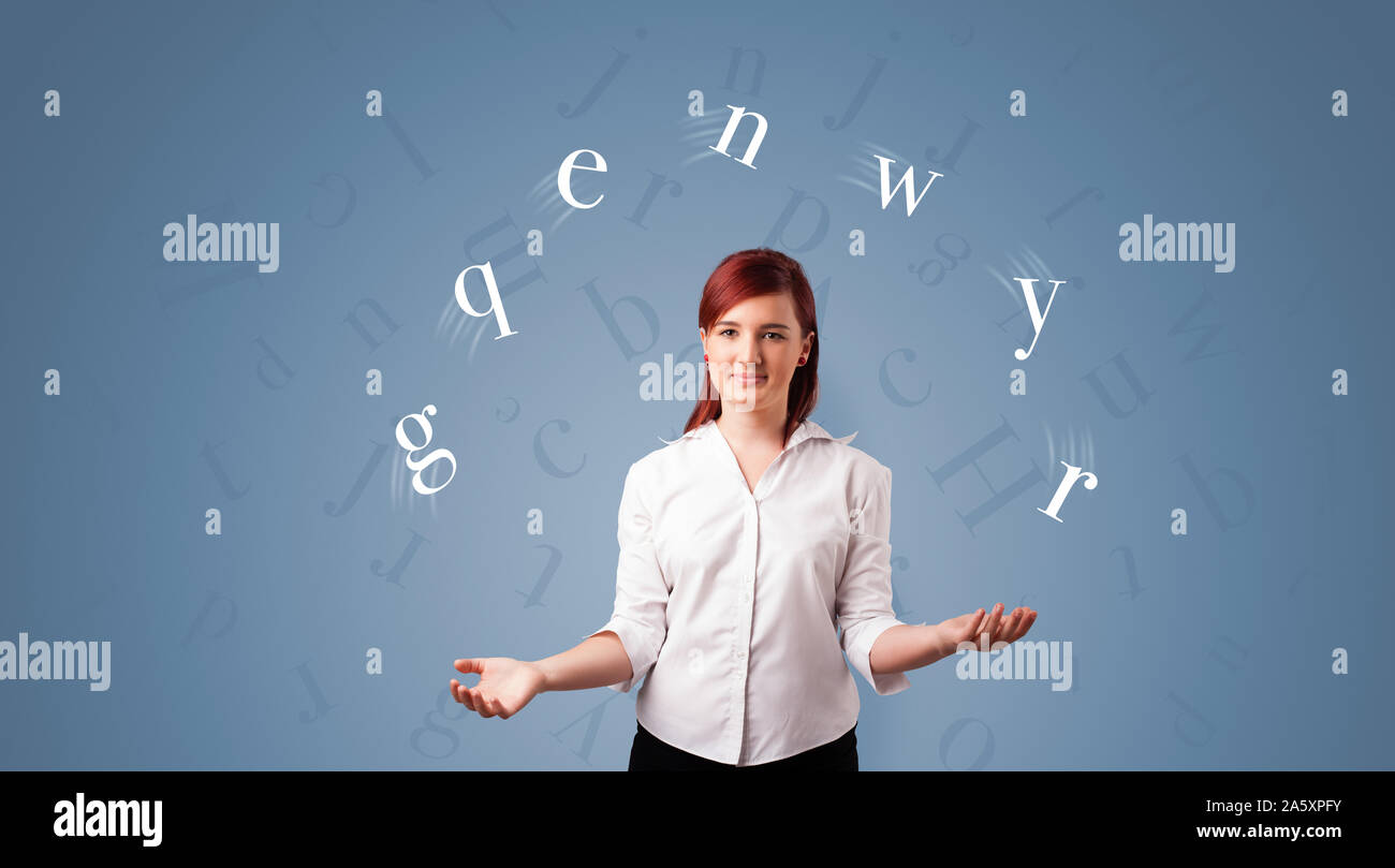 Junger student mit Buchstaben jonglieren Stockfoto