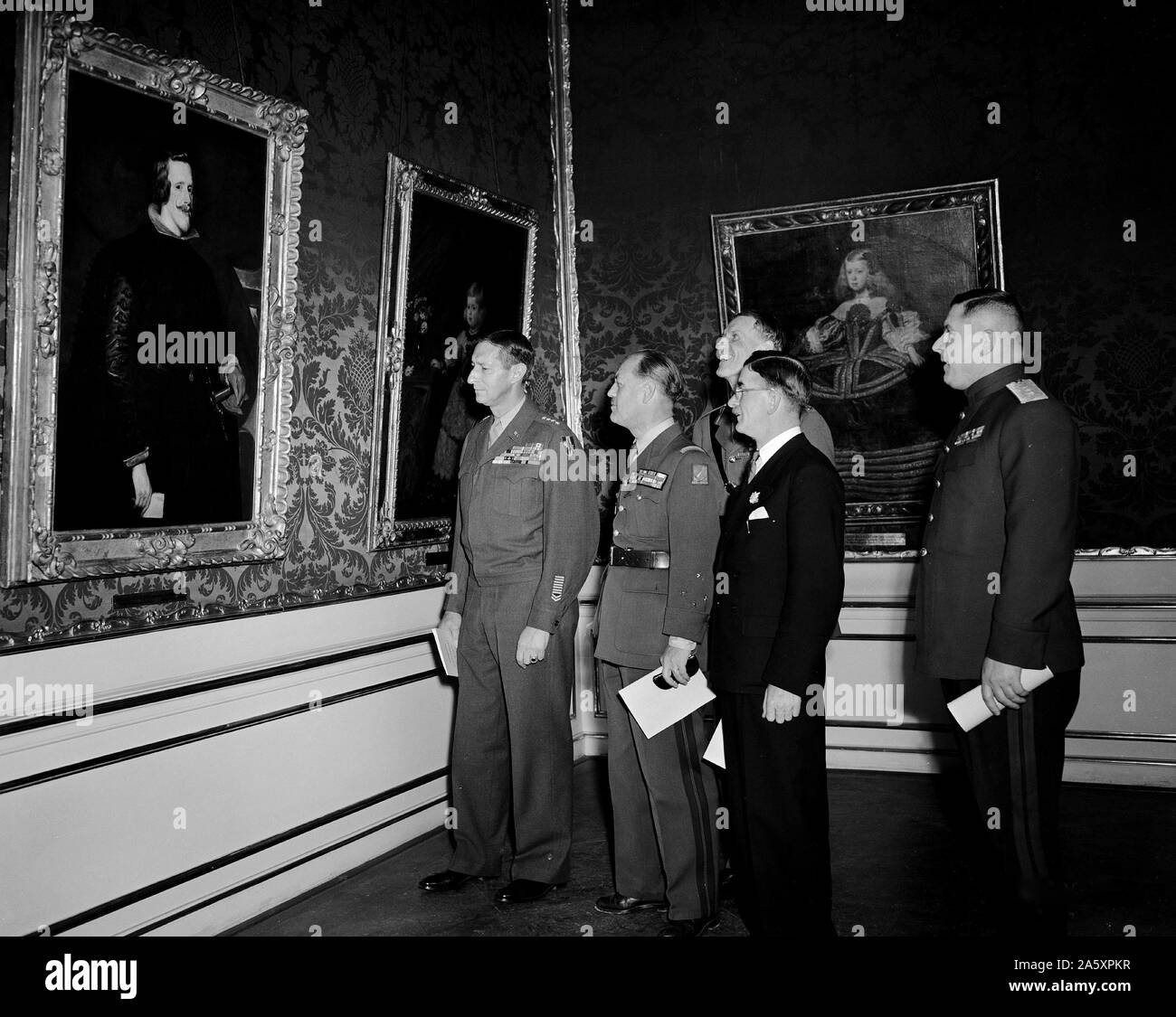 Die Diego Velazquez Gemälde "Philip IV König von Spanien", die von General Mark W. Clark, CG USFA, wer der Gastgeber war, bekräftigten die Staats- und Regierungschefs überprüft, und die Österreichische Bevölkerung während einer Zeremonie, wo Kunstschätze von der U.S. Army wieder an die rechtmäßigen Eigentümer zurückgegeben wurden. Lieutenant General Emile Marie Bethourart von Frankreich, Generalleutnant R. L. McCreery von Großbritannien, Herr Figl, Bundeskanzler von Österreich, und Oberst Allgemeine Alexis Zheltov, russische Kommandant Stellvertreter, waren Gäste des General Clark. Stockfoto