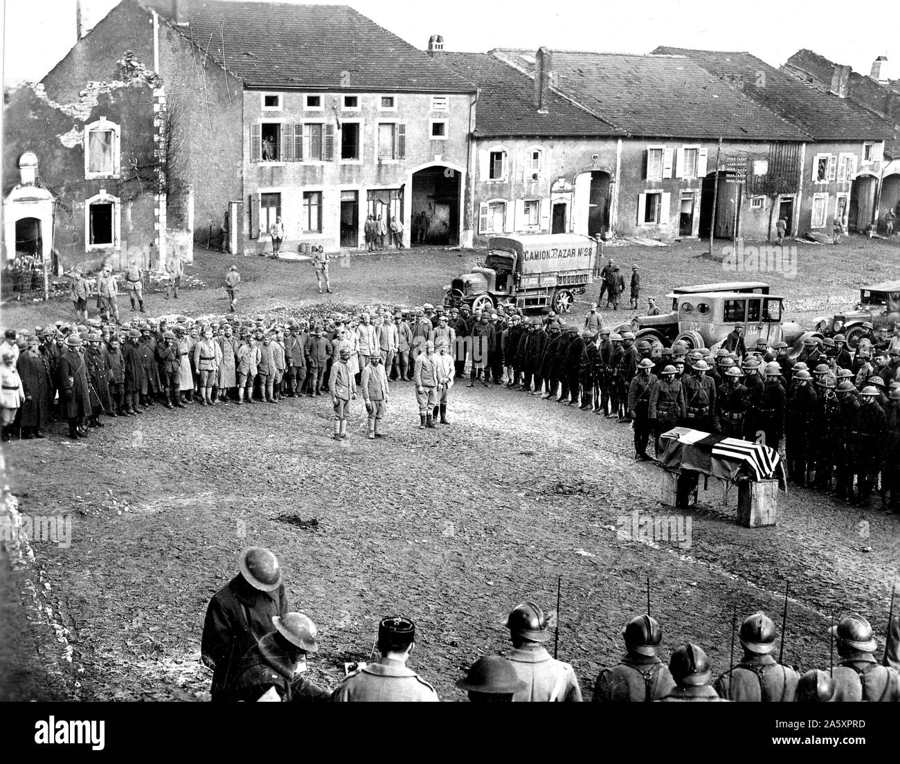 Lt JJ Holliday, Kaplan, 166 Regiment Infanterie (ehemals 4. Regiment Infanterie, Ohio National Guard), Rendering letzte Ölung für einen gefallenen sodier Ca. 3/3/1918 Stockfoto