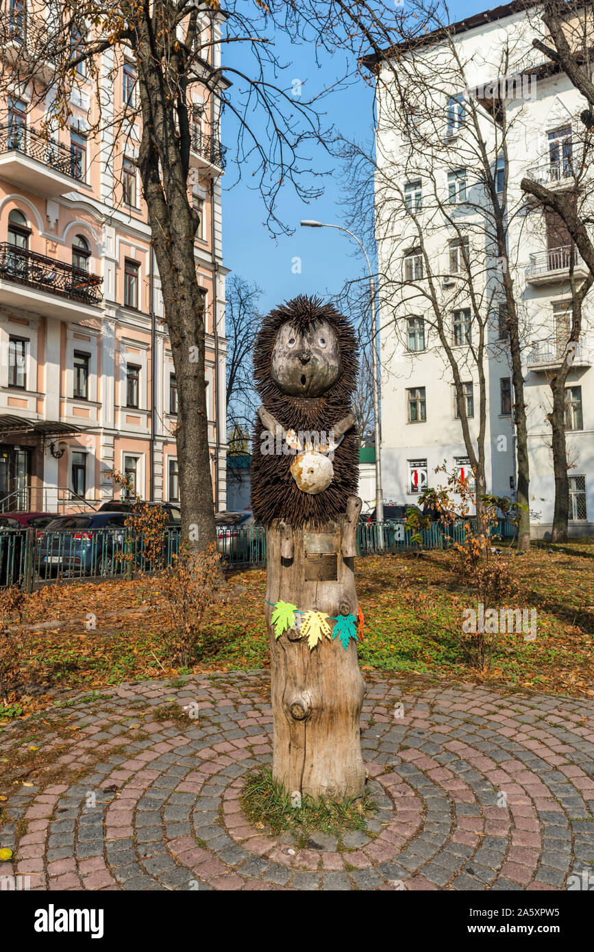 Kiew, Ukraine - Oktober 22, 2019: Das Denkmal der "Igel im Nebel' - berühmte Statue in Kiew, Ukraine. Neben Saint Sophia cathidral. Stockfoto