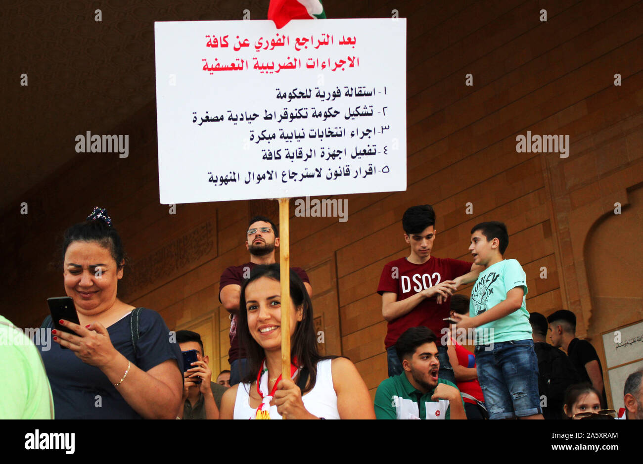 Beirut, Beirut, Libanon. 22 Okt, 2019. Libanesische Demonstranten nehmen an einem Protest gegen die verheerende wirtschaftliche Bedingungen in Beirut am 22. Oktober 2019. Zehntausende libanesische Demonstranten hielten das Land auf lockdown, da sie für einen sechsten Tag anspruchsvolle neue Führer trotz Annahme der Regierung Notfall wirtschaftlichen Rettungsplan gesammelt. Demonstrationen, zunächst ausgelöst durch eine vorgeschlagene Steuer auf WhatsApp und anderen Messaging Apps haben in eine beispiellose cross-sektiererische Straße Mobilisierung gegen die politische Klasse gewachsen (Credit Bild: © Fatima Abdullah/APA Bilder über ZUMA Stockfoto