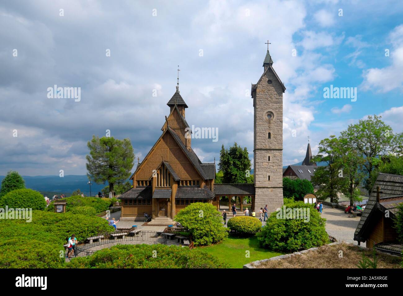Romanische Stabkirche Wang mit Glockenturm, Krummhubel, Karpacz, Riesengebirge, Polen Stockfoto