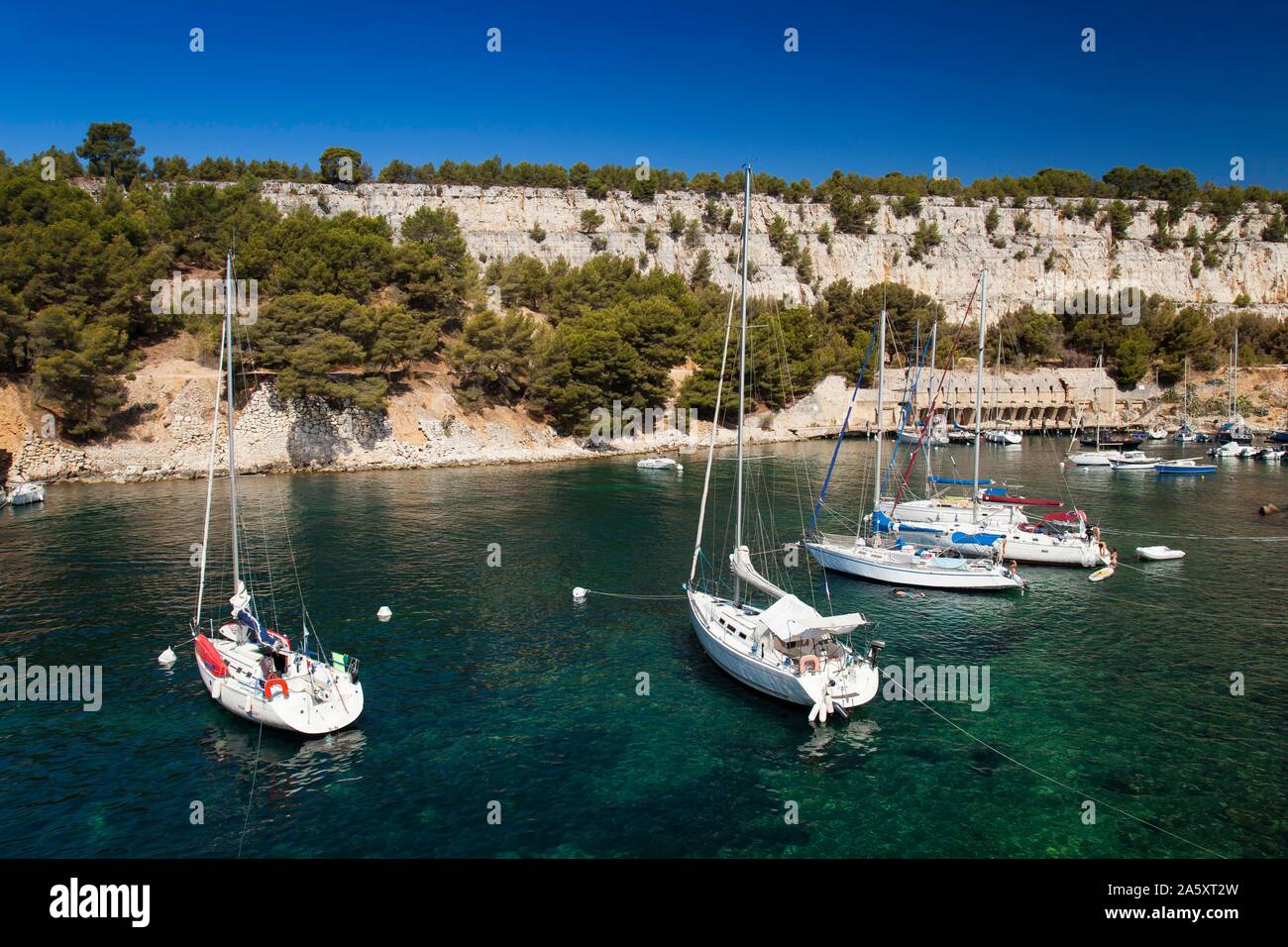 Segelboote im Hafen von Calanque de Port Miou, Parc National des Calanques, Cassis, Bouches-du-Rhone, Provence-Alpes-Cote d'Azur, National Park Stockfoto