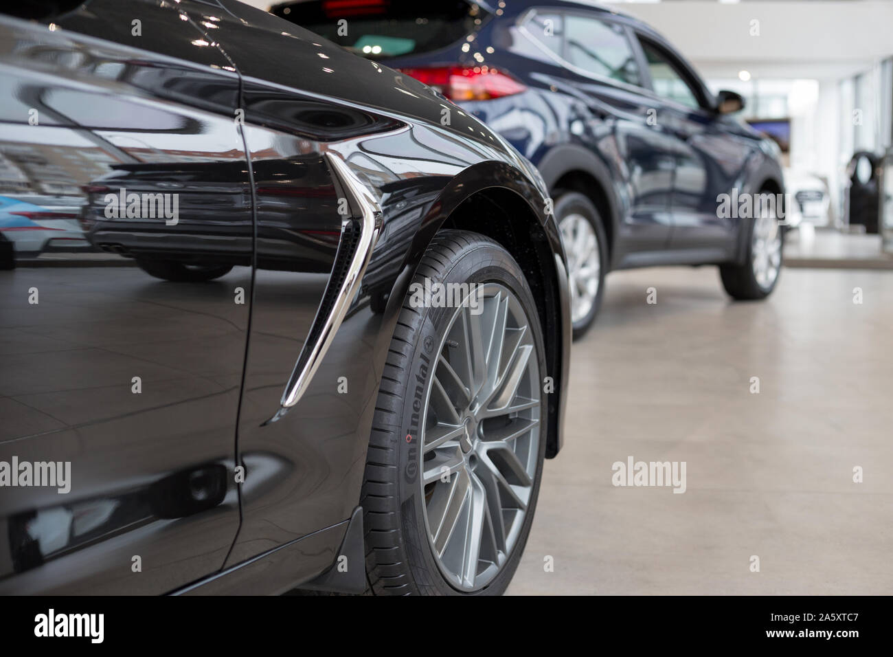 Russland, Izhevsk - Oktober 10, 2019: Hyundai Showroom. Neue moderne Autos in den Händler Showroom. Preimium Marke Genesis. Stockfoto