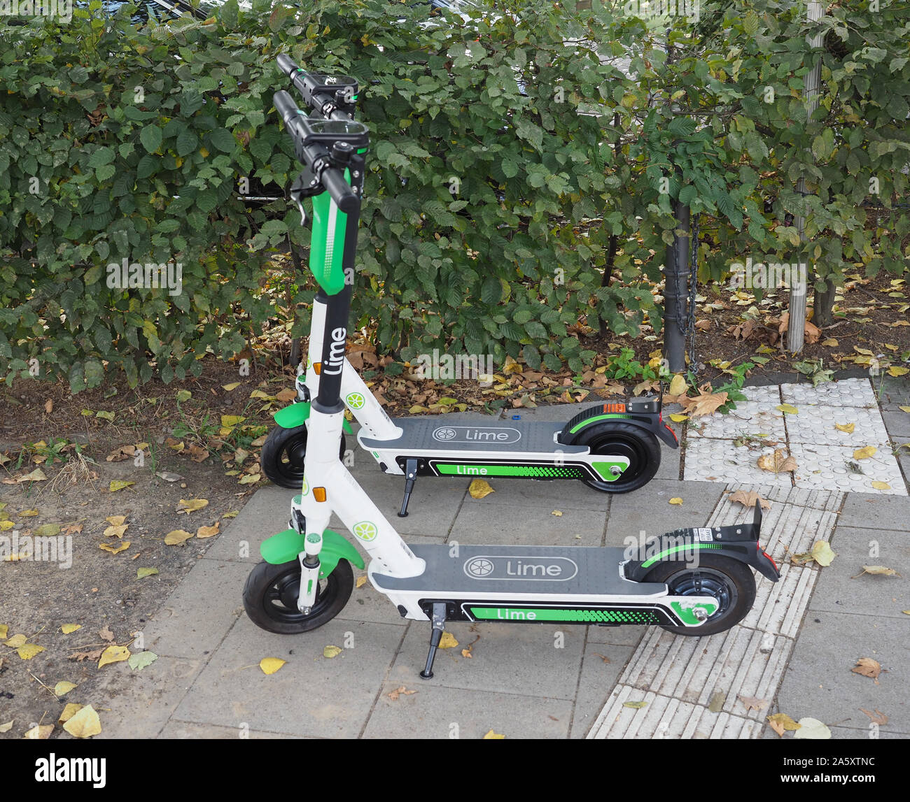 KOELN, Deutschland - ca. August 2019: Kalk elektrische Kick scooter persönliche Mobilität Radfahrzeug Stockfoto