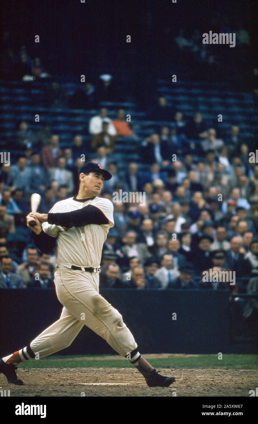 BOSTON, MA - 1956: Ted Williams #9 der Boston Red Sox Schwingen während ein MLB Spiel ca. 1956 am Fenway Park in Boston, Massachusetts. (Foto von Hy Peskin) Stockfoto