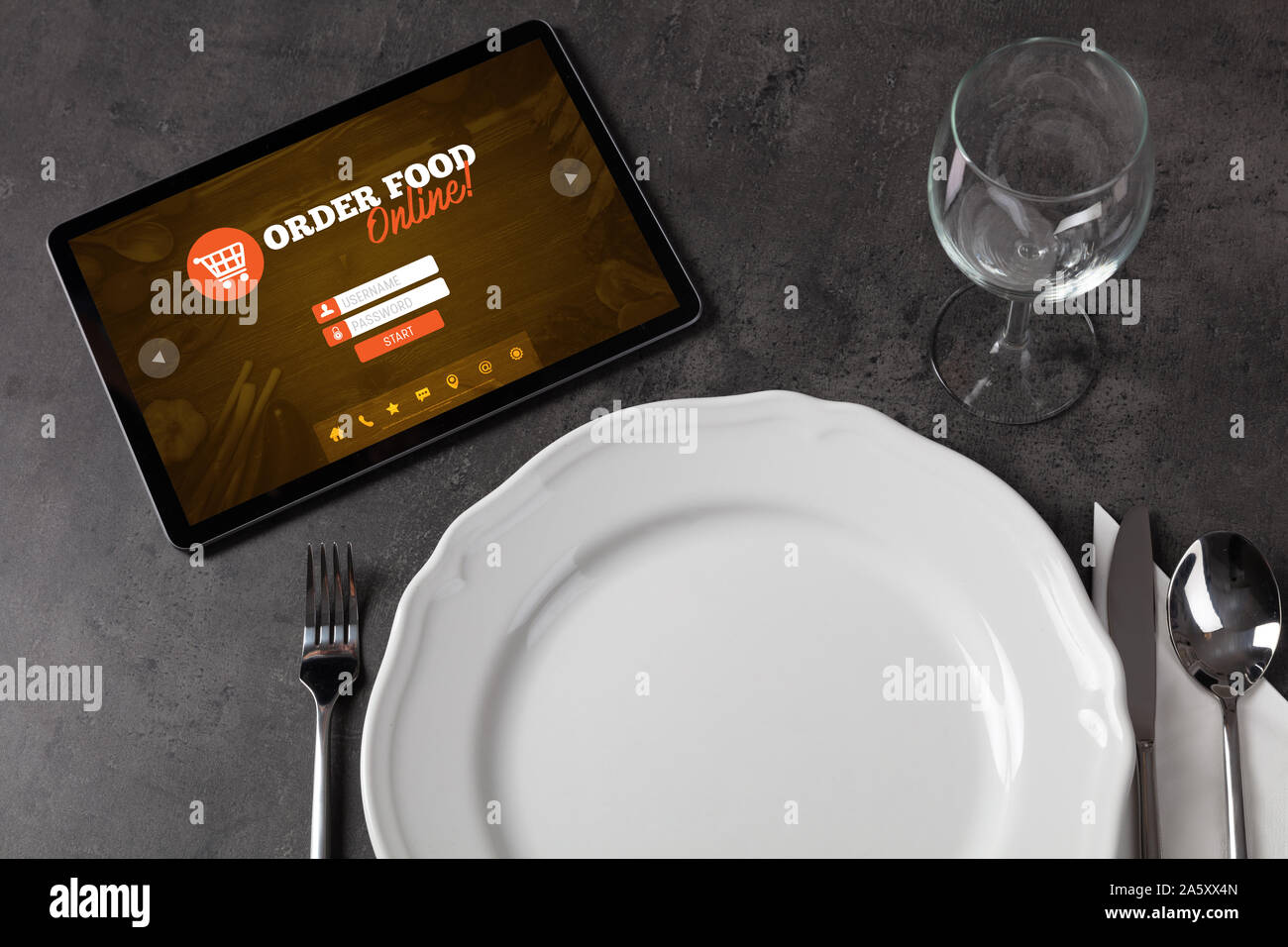 Tablet mit online Bestellung Konzept auf dem Tisch gelegen Stockfoto