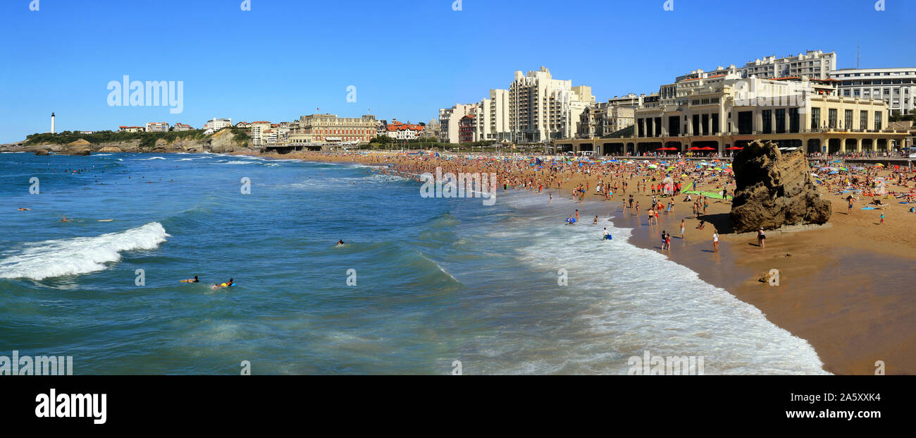 Die felsige Küste und der breite Strand von Biarritz im Sommer. Stockfoto