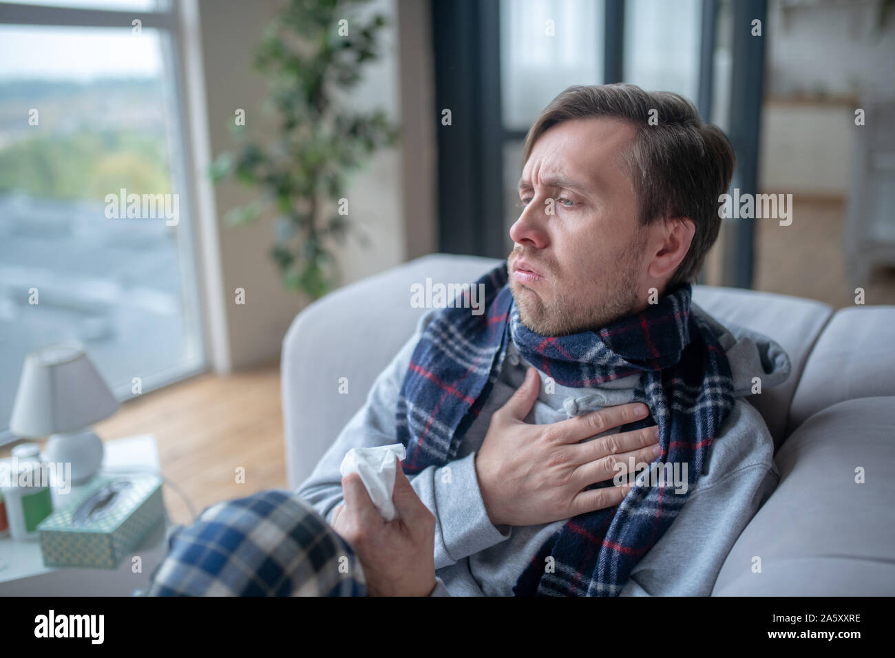 Mann hustet den ganzen Tag mit Grippe Stockfoto