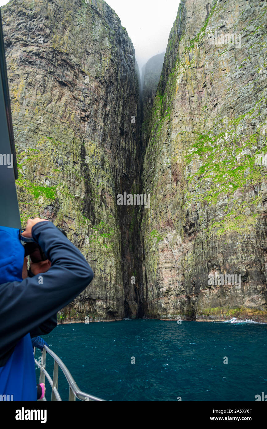 Vestmanna Klippen spektakuläre Aussicht mit touristischen Aufnehmen von Fotos Stockfoto