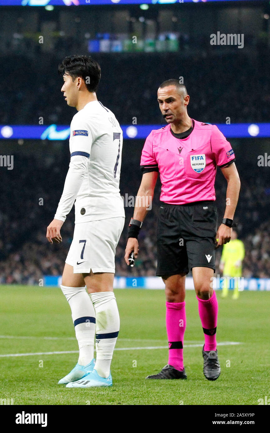 Schiedsrichter Marco Guida Aufnahme während der UEFA Champions League Match zwischen den Tottenham Hotspur und Roter Stern Belgrad bei Tottenham Hotspur Stadion, London, England am 22. Oktober 2019. Foto von Carlton Myrie. Nur die redaktionelle Nutzung, eine Lizenz für die gewerbliche Nutzung erforderlich. Keine Verwendung in Wetten, Spiele oder einer einzelnen Verein/Liga/player Publikationen. Stockfoto