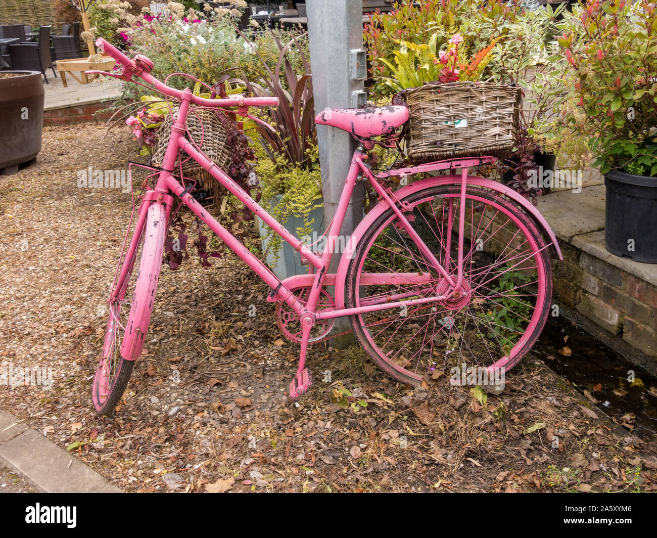 Gemaltes fahrrad -Fotos und -Bildmaterial in hoher Auflösung – Alamy