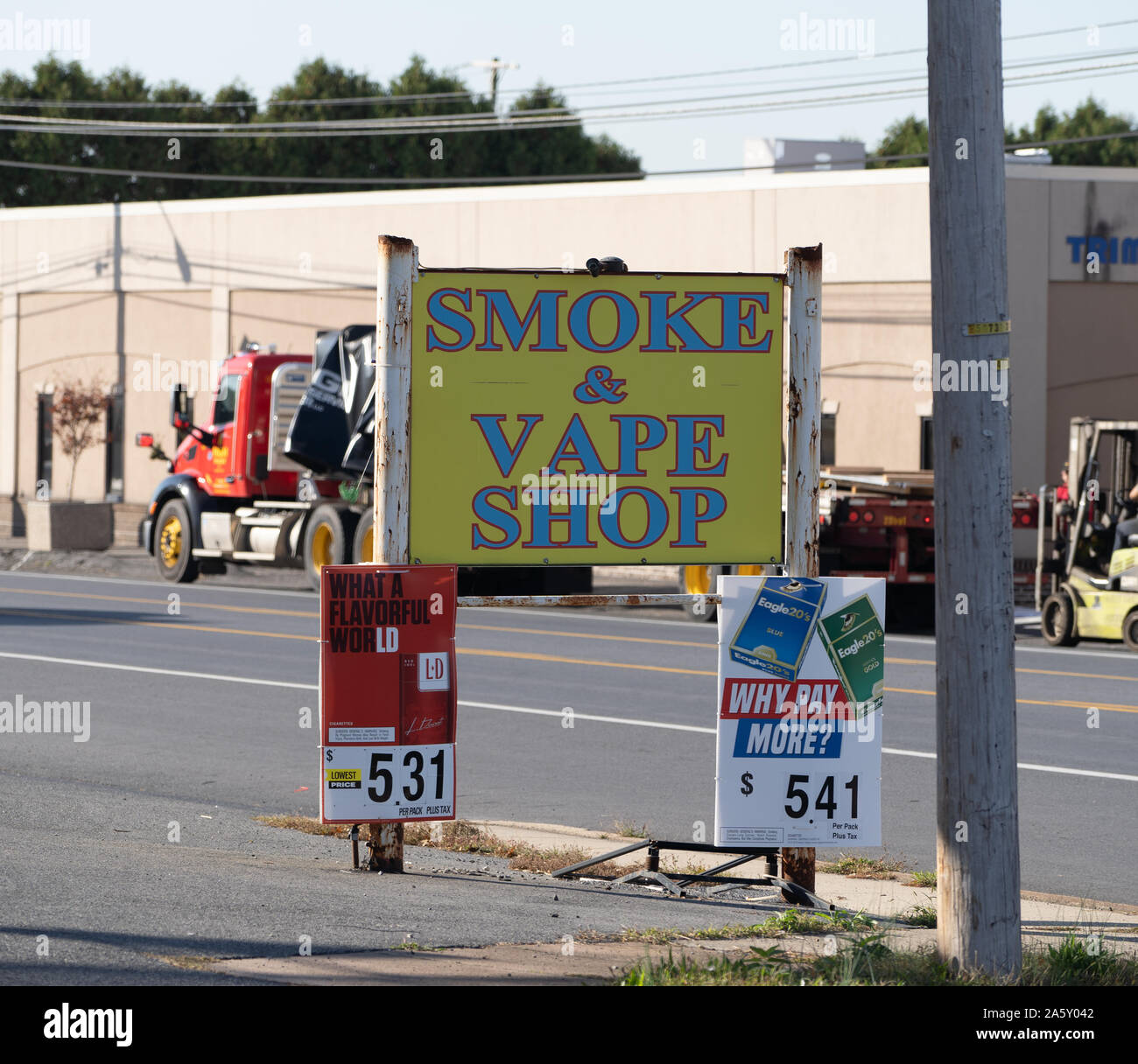 Vape und Rauch Schild auf der viel befahrenen Straße. Stockfoto