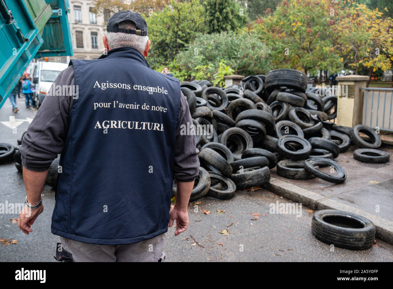 Oktober 22, 2019, Lyon, Auvergne-Rh ône-Alpes, Frankreich - Demonstration der Landwirte. Reifen ausgelaufene vor der Rhône Präfektur Stockfoto