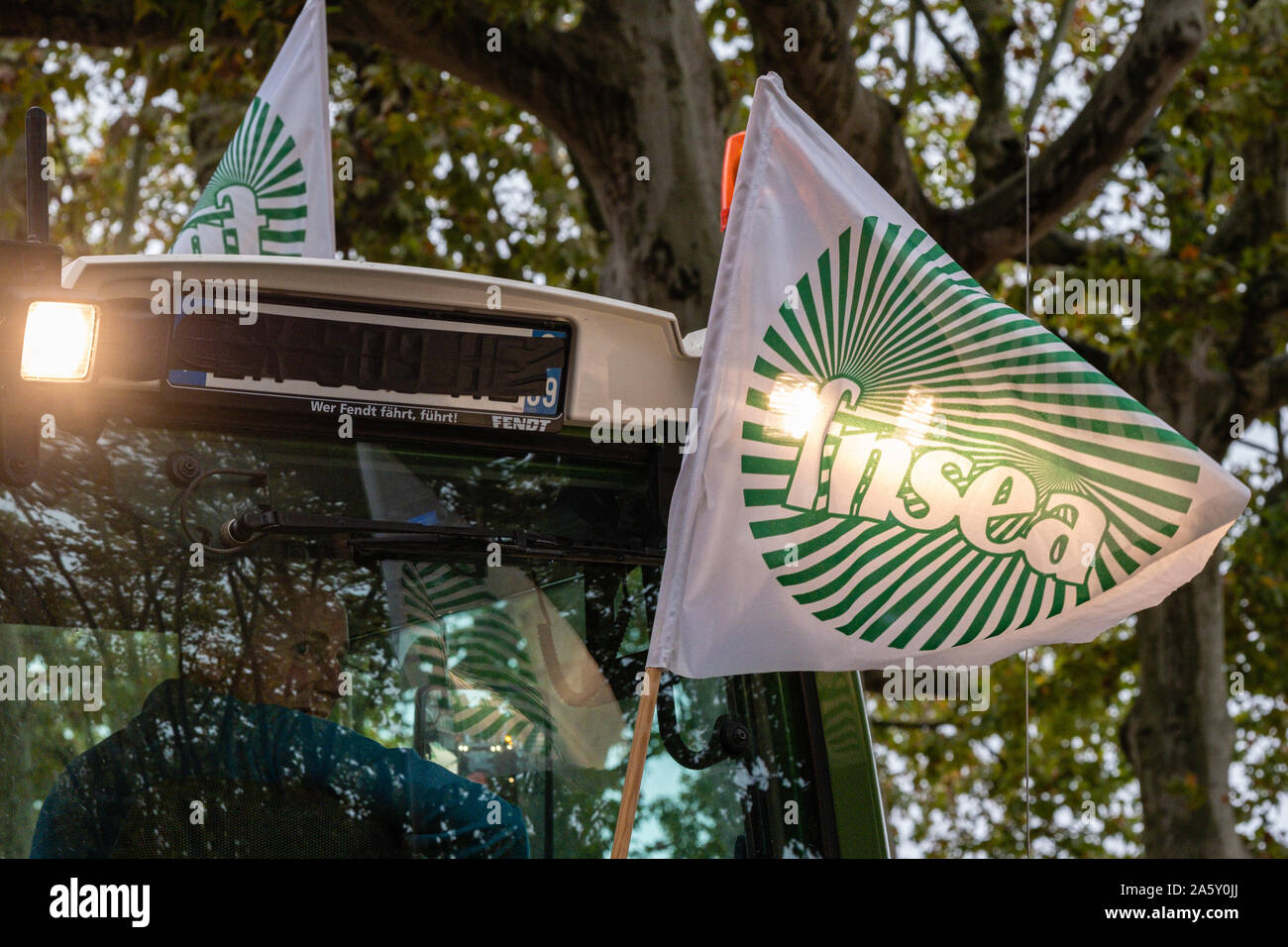 Oktober 22, 2019, Lyon, Auvergne-Rh ône-Alpes, Frankreich - Demonstration der Landwirte. FNSEA Flagge von Traktor eingeschaltet Stockfoto