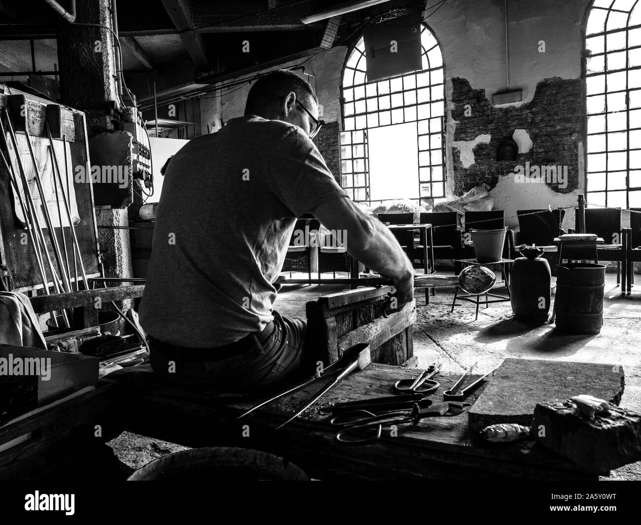 Italien, Veneto, Venedig, Murano, Glasbläserei aus Murano, ein Handwerker während der Handwerker arbeiten Glas in einem traditionellen Glashütte Stockfoto