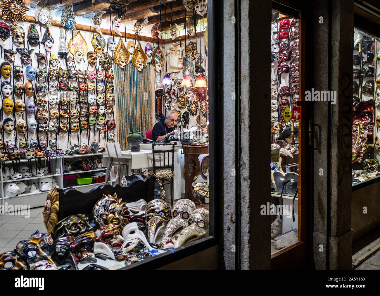 Italien, Veneto, Venedig, Karneval Mask Maker bei Arbeiten in einer Maske und Kostüm shop Stockfoto