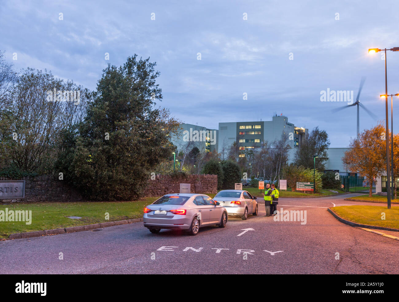 Ringaskiddy, Cork, Irland. 23. Oktober, 2019. Arbeitnehmer kommen bei Novartis die Nachrichten, die über 300 Arbeitnehmer ihren Job in einem Umstrukturierungsplan, den die Firma in Ringaskiddy, Co Cork, Irland verlieren zu hören. - Gutschrift; David Creedon/Alamy leben Nachrichten Stockfoto