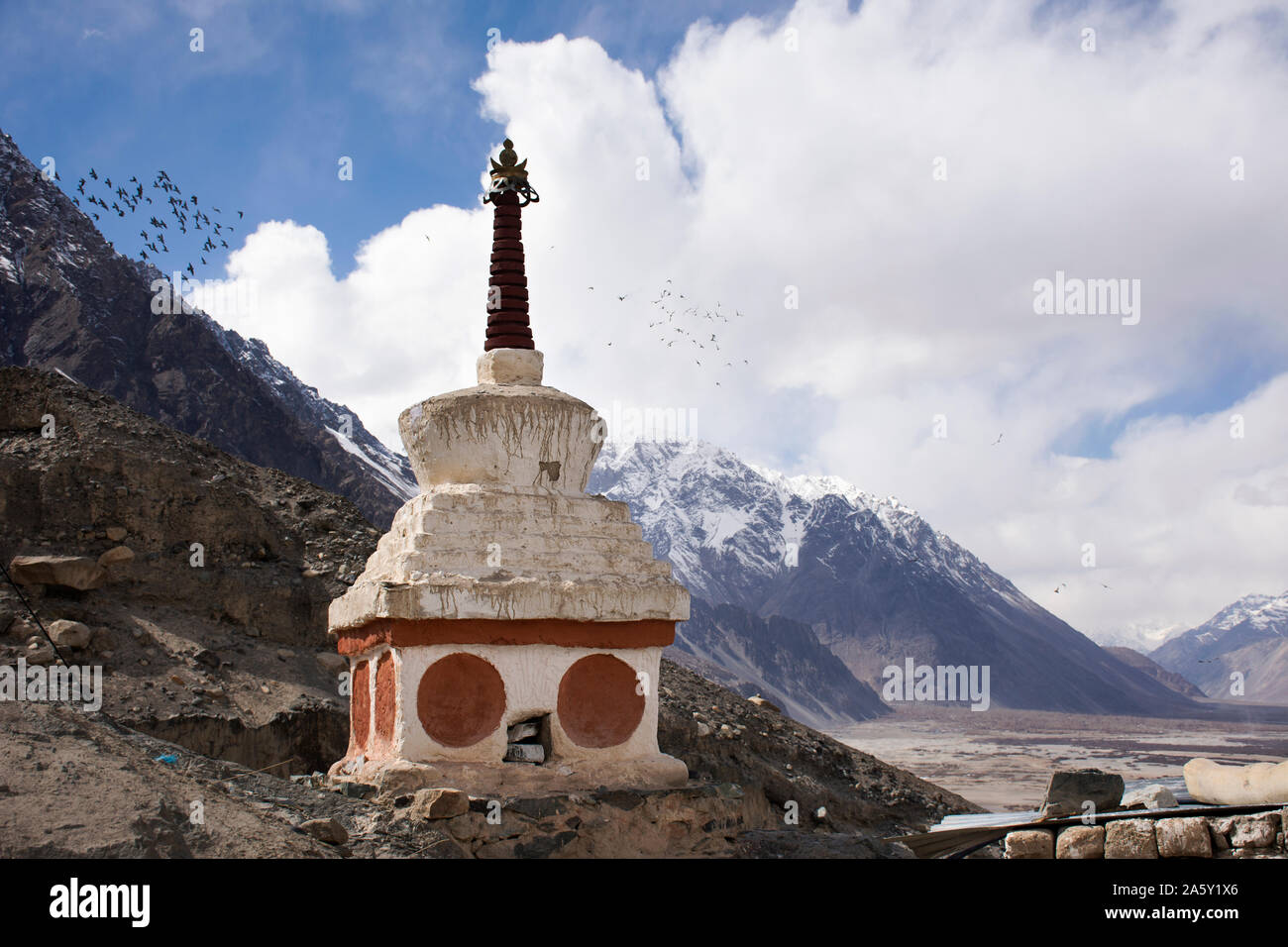 Stupa oder chedi in Maitreya Buddha Statue und Diskit Kloster oder Deskit Gompa hoch gegen die Hügel im Nubra Valley Village in Leh, Ladakh Stadt in Stockfoto