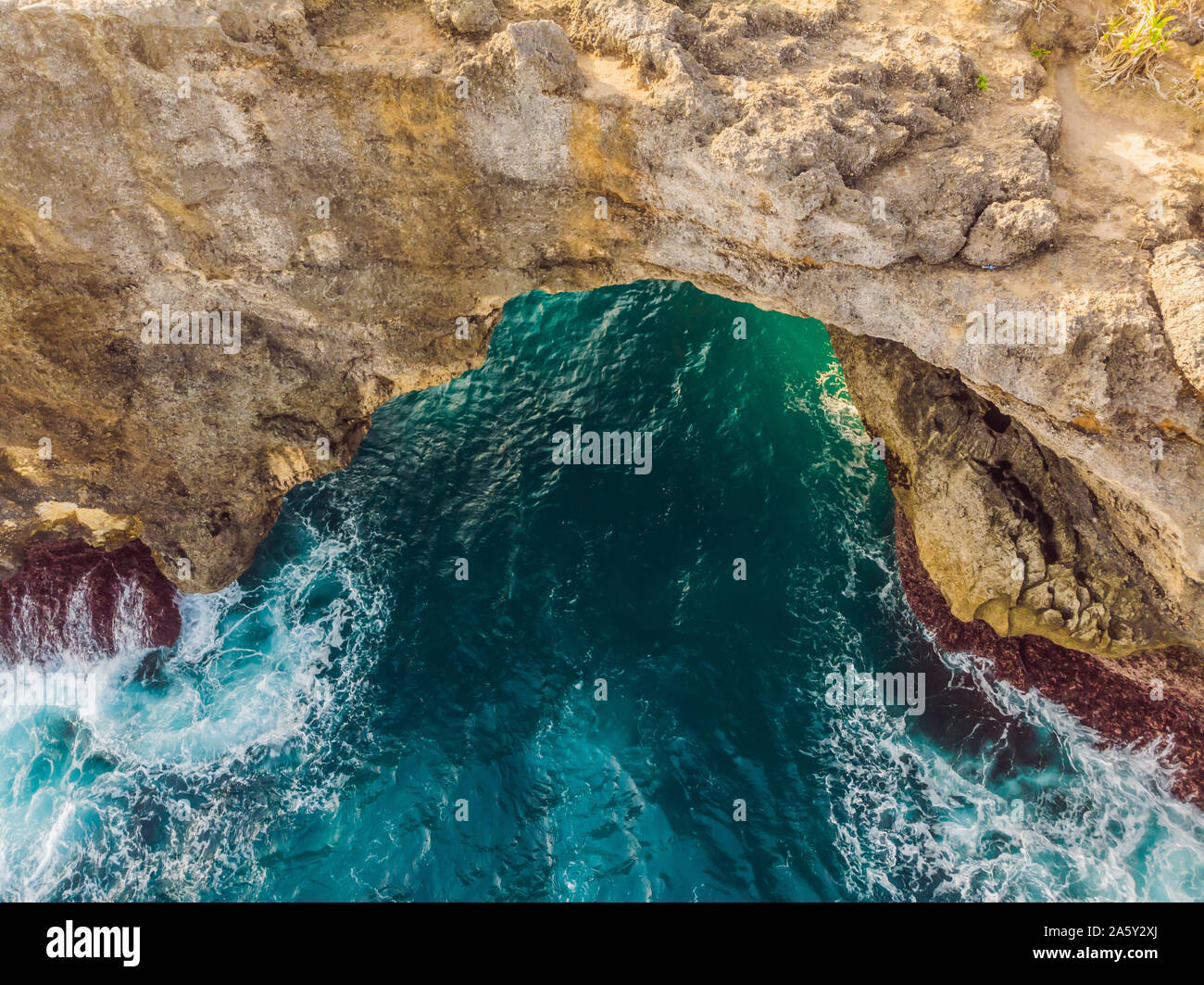 Landschaft über gebrochene Strand in Nusa Penida, Indonesien die Engel BillaBong Strand. Beliebtes Reiseziel Bali Stockfoto