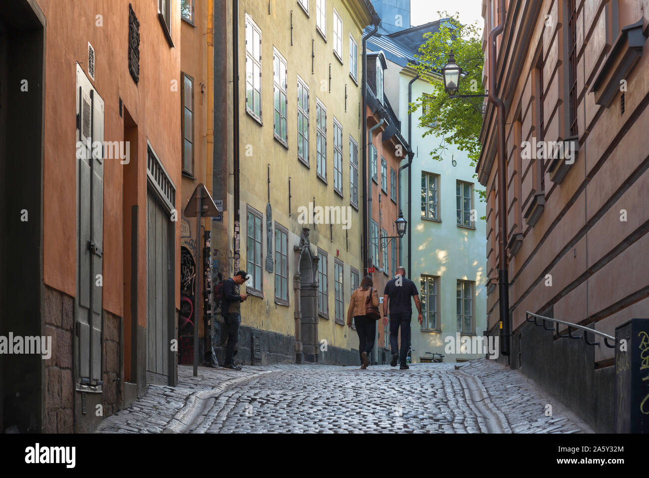 Altstadt von Stockholm, Rückansicht von Menschen zu Fuß entlang einer typischen gepflasterten Straße in der Gamla Stan (Altstadt) im Zentrum von Stockholm, Schweden. Stockfoto