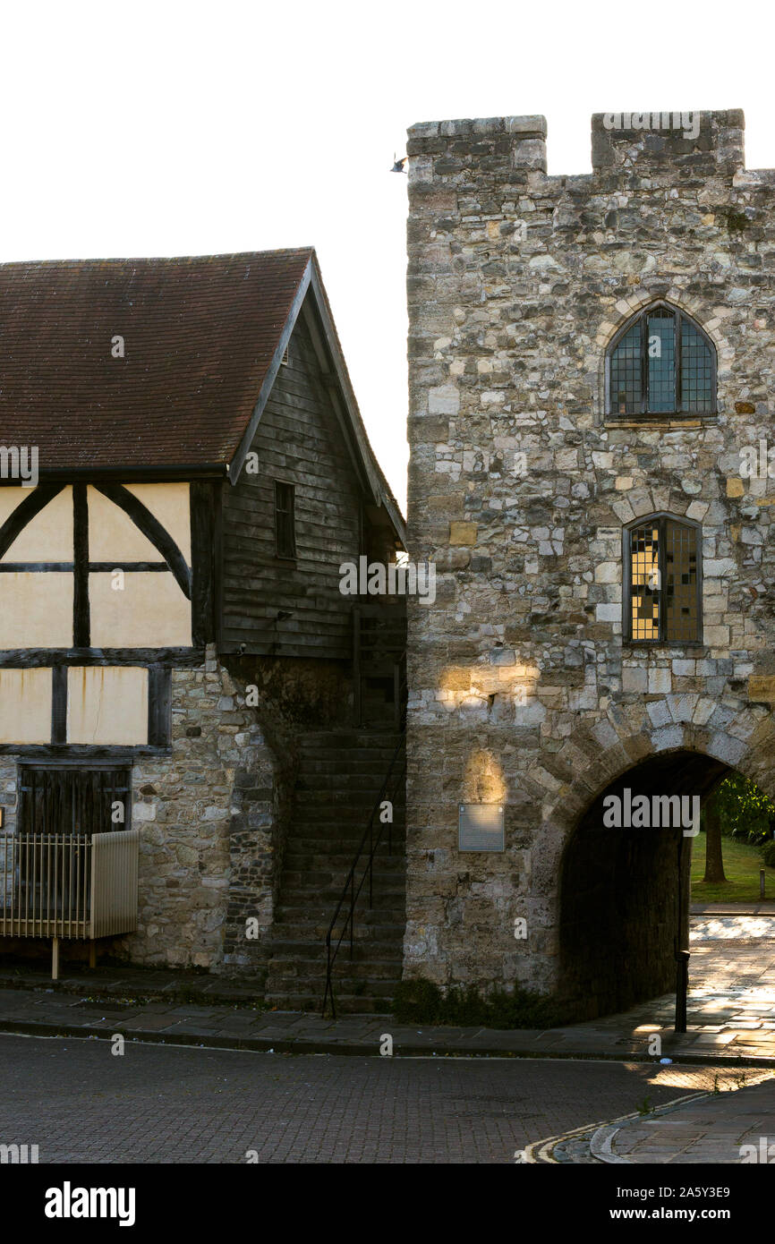 Tudor Händler Hall, Fachwerkhaus aus dem 14. Jahrhundert. . Westgate Halle und Westgate im alten mittelalterlichen Mauern von Southampton, Hampshire, Großbritannien Stockfoto