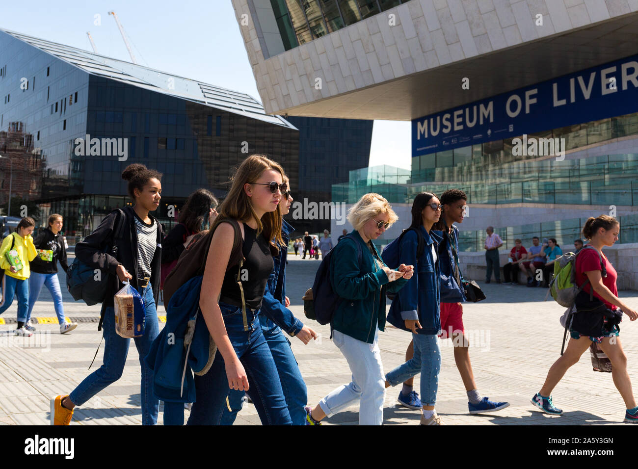 Liverpool und junge Menschen. Fußgänger an der Waterfront. Merseyside England Großbritannien Stockfoto