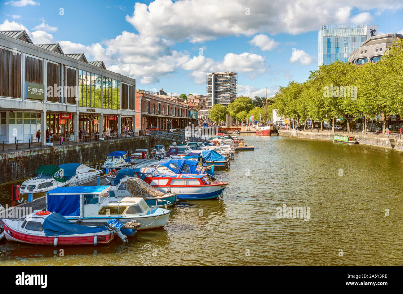 Marina am Millenium Square Landung im schwimmenden Hafen von Bristol, Somerset, England, Vereinigtes Königreich Stockfoto