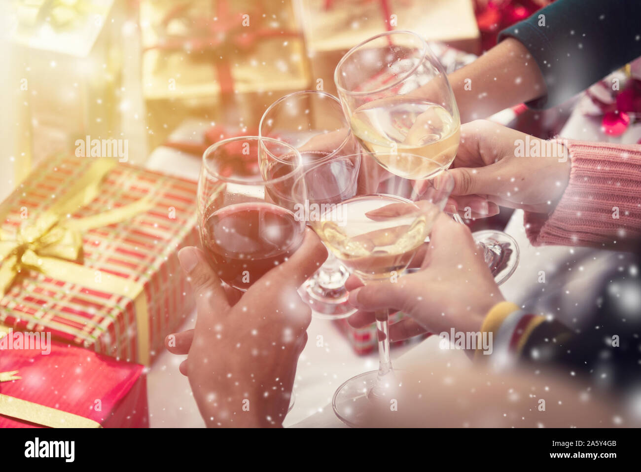 Gruppe von Freunden Weihnachten feiern zu Hause und Kappen Toasten mit Champagner, Weihnachten oder Neujahr Konzept Stockfoto