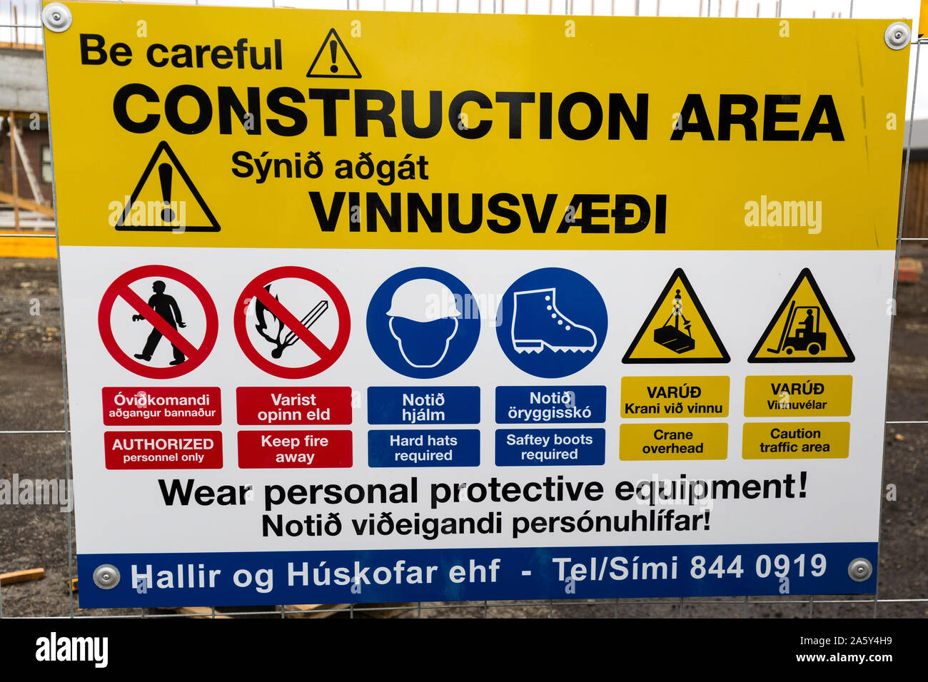 Island Baustelle. Warnzeichen. PSA Ausrüstung Stockfoto
