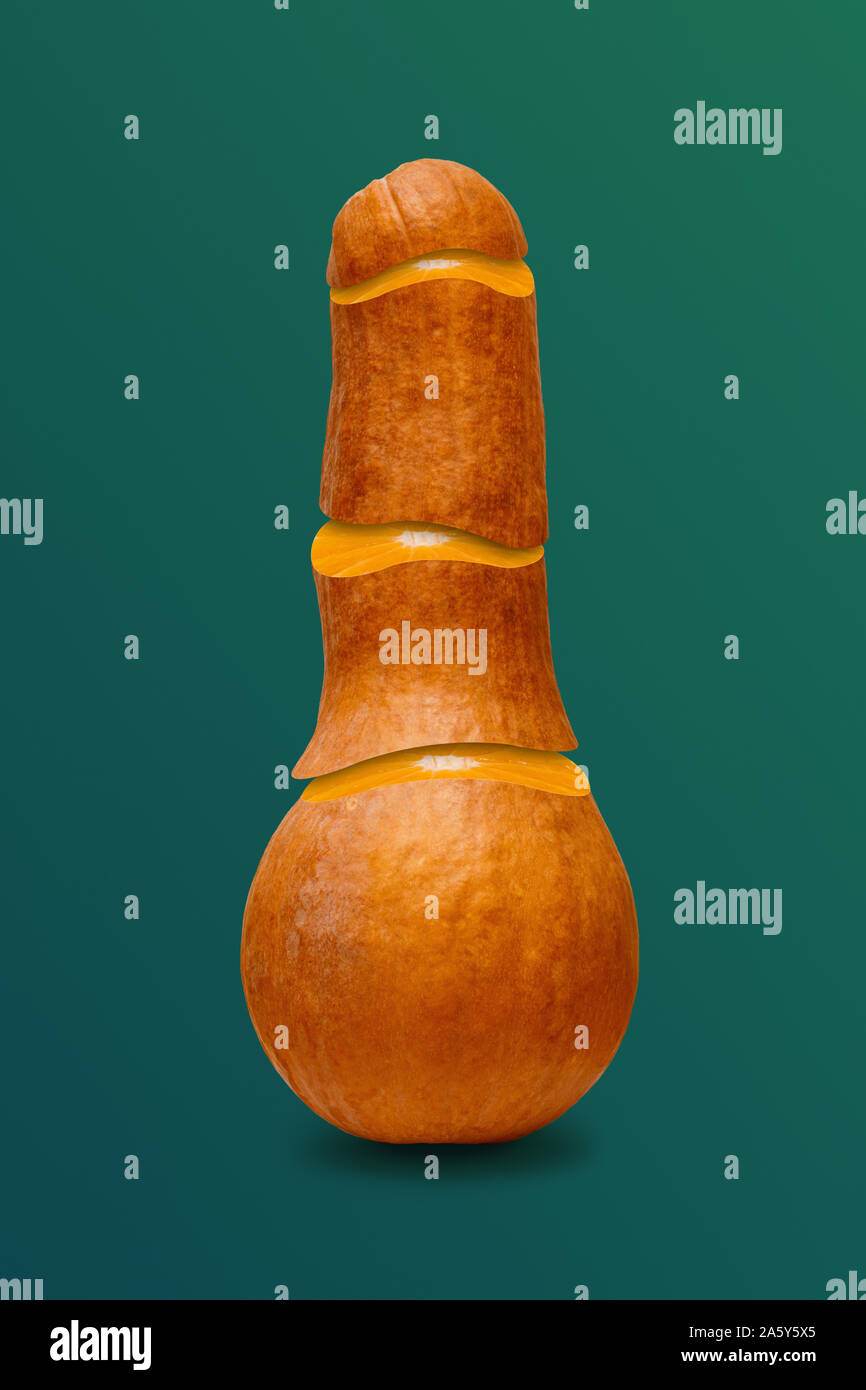Kürbis Schneiden auf Schicht auf grünem Hintergrund. Creative foto Manipulation von geschnittenen Kürbis mit orange Innen. Zeitgenössische Kunst Collage. Abstract Surrealismus und Minimalismus Stockfoto
