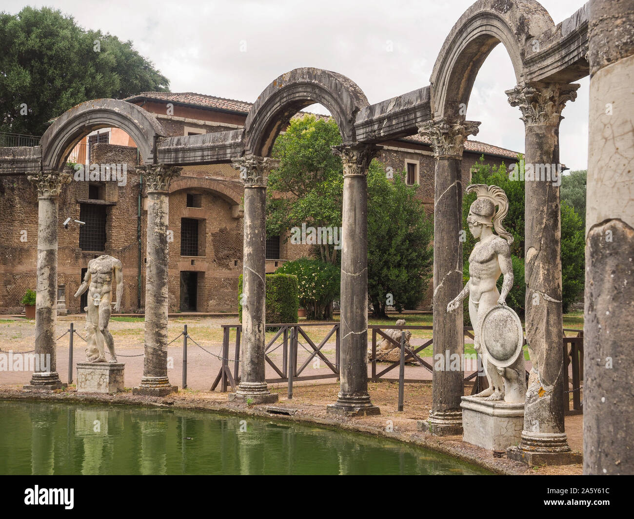 Ruiniert spalten und Alten, Marmor Skulpturen auf der gewölbten Seite des Kanals - pool Canopo, erstellt von Kaiser Hadrian. Archäologischer Park, Villa Adriana. Stockfoto