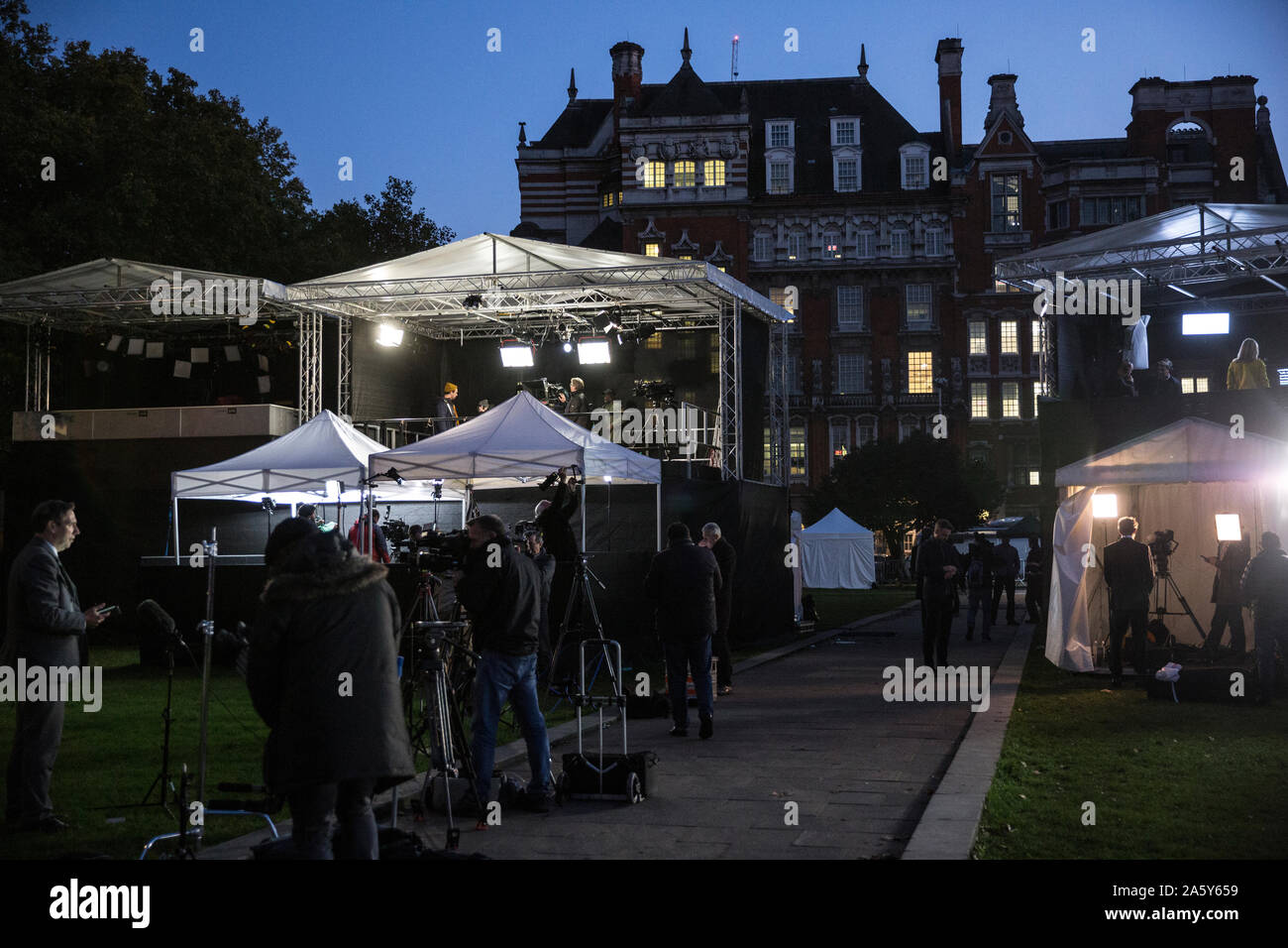 Medien- und TV-Moderatoren laufen auf das College Green mit Blick auf die Häuser des Parlaments vor dem 31. Oktober Brexit Stockfoto