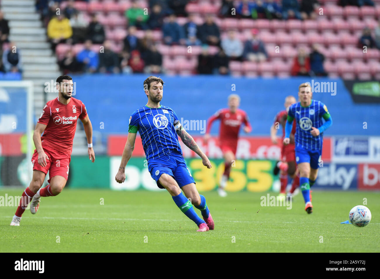 20. Oktober 2019, DW Stadium, Wigan, England; Sky Bet Meisterschaft, Wigan Athletic v Nottingham Forest: Charlie Mulgrew (16.) Wigan Athletic geht zurück auf das Ziel unter Druck von Rafa Mir (14) von Nottingham Forest Credit: Richard Long/News Bilder Stockfoto