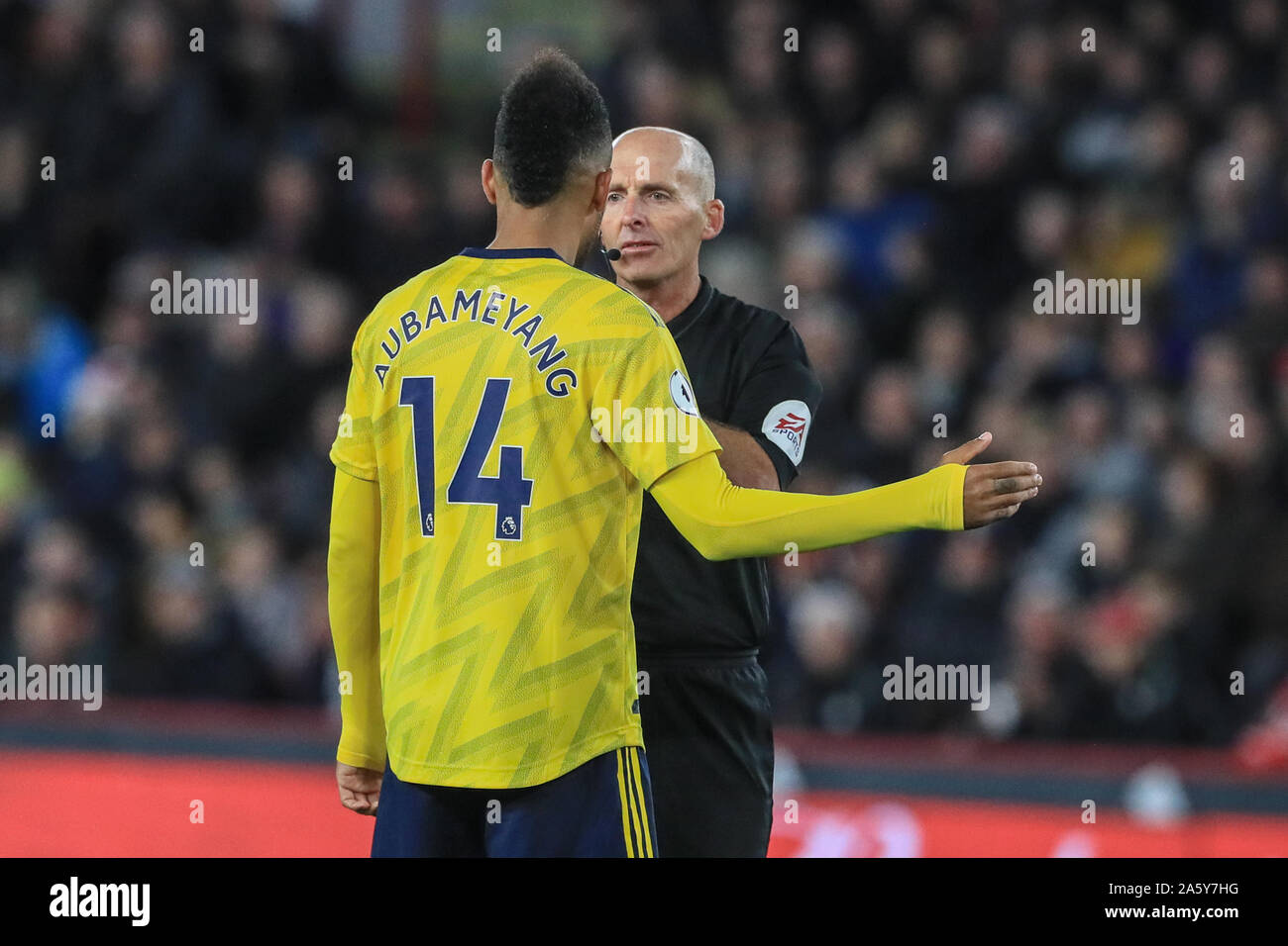 21. Oktober 2019, Bramall Lane, Sheffield, England; Premier League, Sheffield United v Arsenal: Schiedsrichter Mike Pierre-Emerick Aubameyang Deanhas Wörter mit (14) von Arsenal Credit: Mark Cosgrove/News Bilder Stockfoto