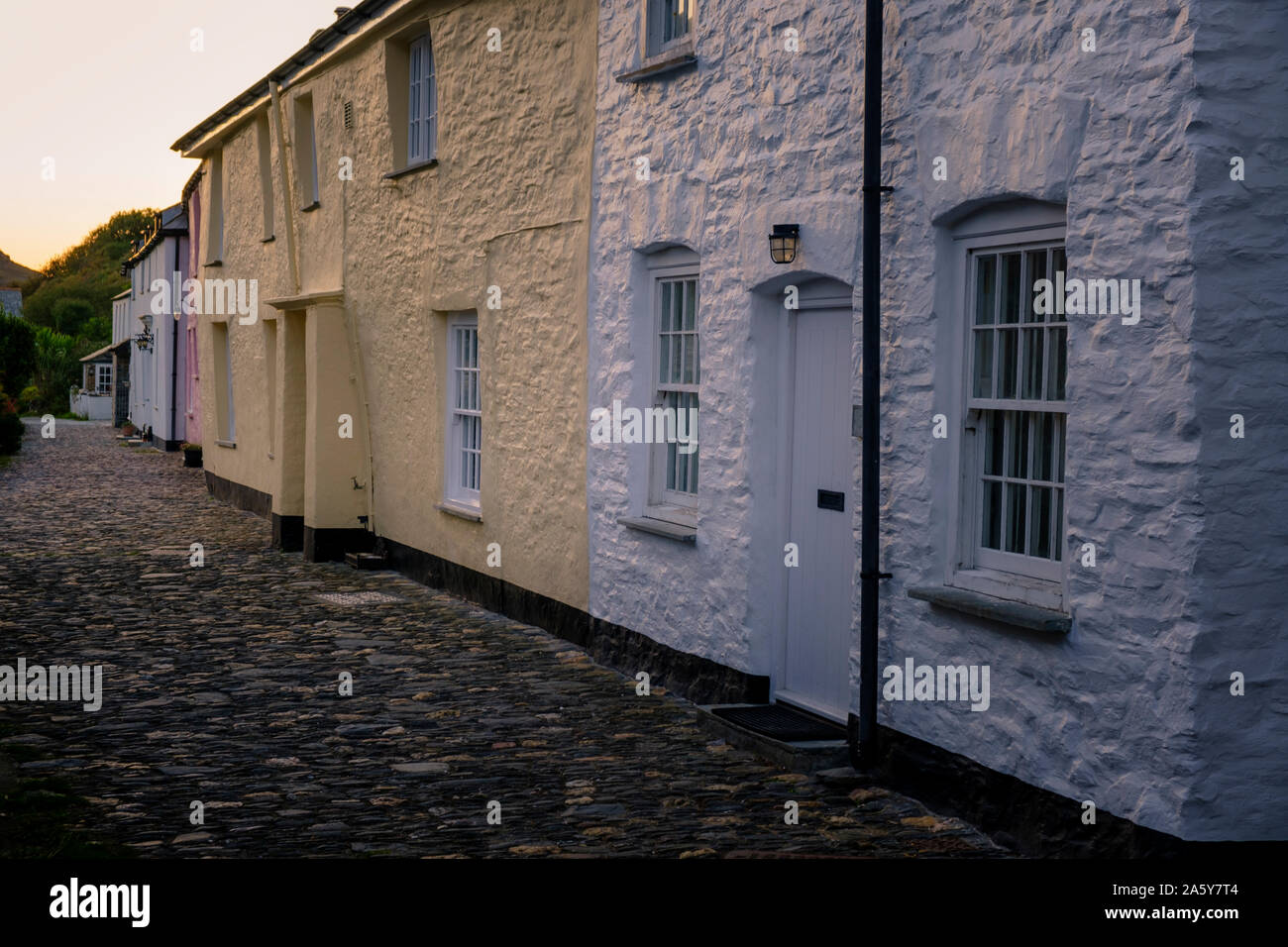Straße mit Kopfsteinpflaster in der Dämmerung Boscastle Plymouth Cornwall England Stockfoto