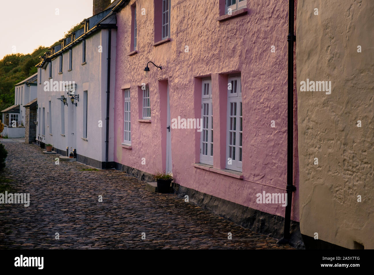 Straße mit Kopfsteinpflaster in der Dämmerung Boscastle Plymouth Cornwall England Stockfoto