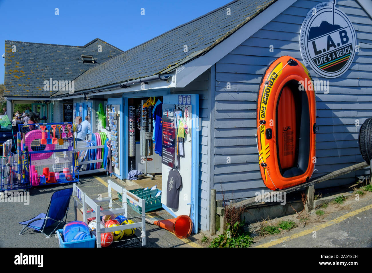 Mehrfarbige beach Shop mit Blick auf den Strand an der Bude Cornwall England Stockfoto