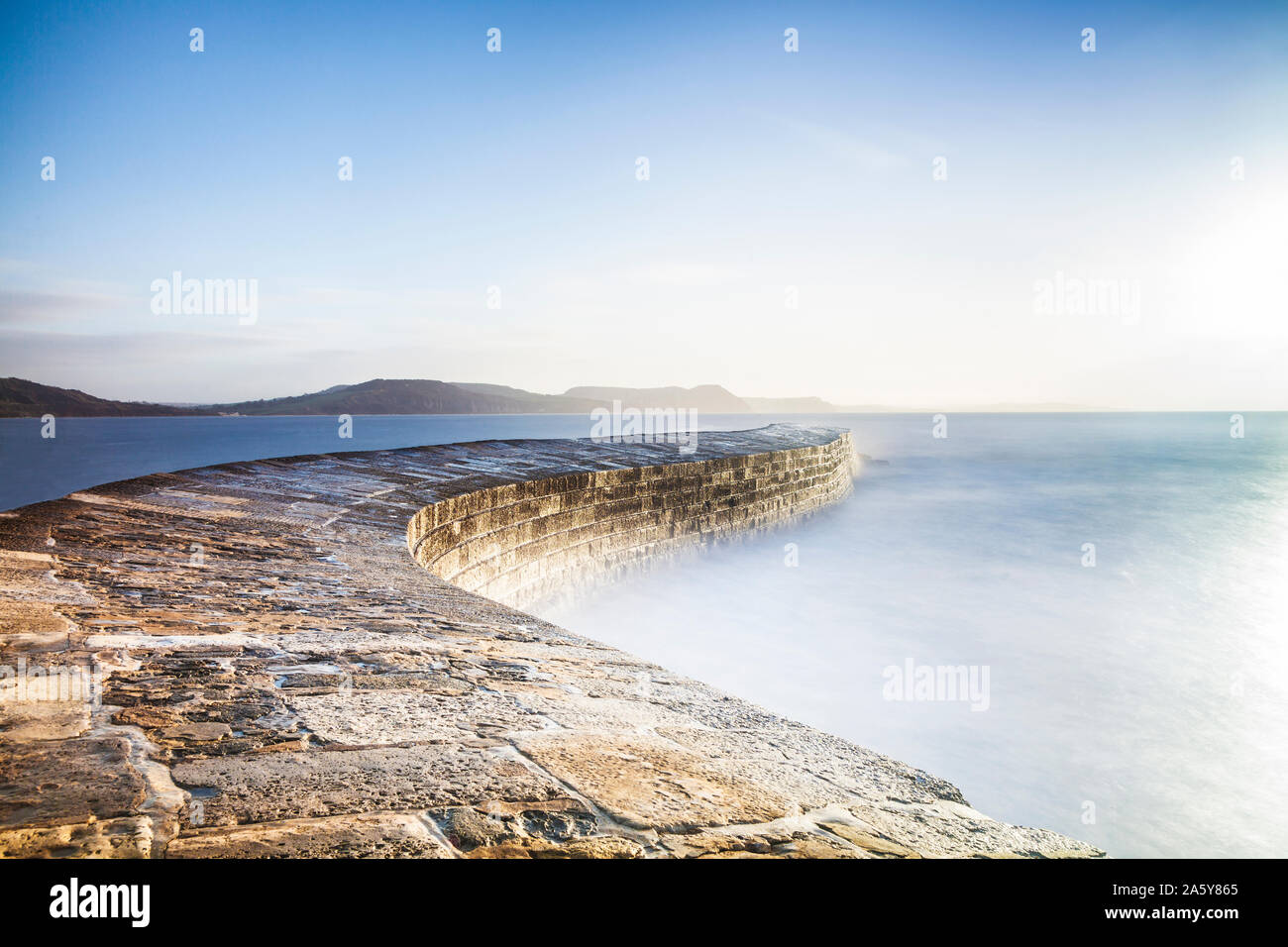 Sonnenaufgang über dem Cobb in Lyme Regis in Dorset. Stockfoto