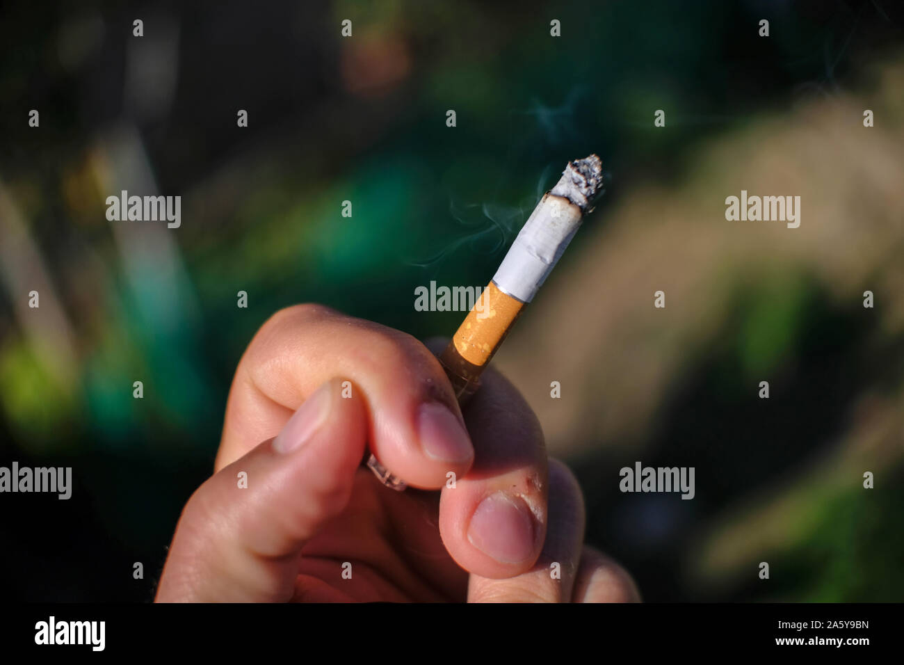 Die menschliche Hand halten Zigarette beim Rauchen, kein Rauch Konzept, Menschen Gesundheitswesen Stockfoto